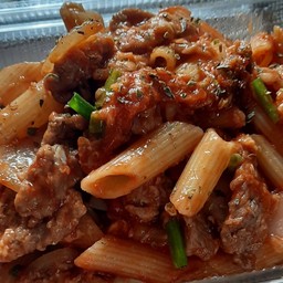 มักโรนีผัดซอสมะเขือเทศเนื้อ