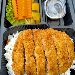 ข้าวหมูชุบเกล็ดขนมปังทอดซอสเทริยากิ