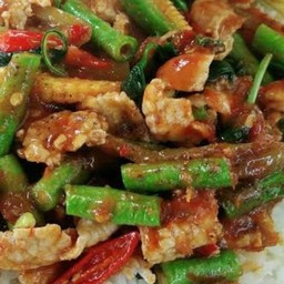 ข้าวผัดพริกแกงไก่