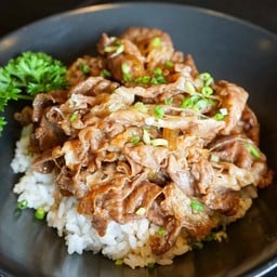 ข้าวหน้าหมูชาชูผัดซอสญี่ปุ่น