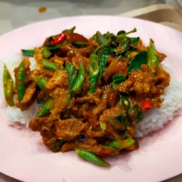 ข้าวผัดพริกแกงหมูชิ้น