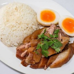 ข้าวขาหมูพิเศษ 2 กล่อง แถม ข้าวผัดกะเพราเครื่องในไก่ 1 กล่อง