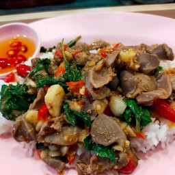 ข้าวกะเพราเครื่องในไก่