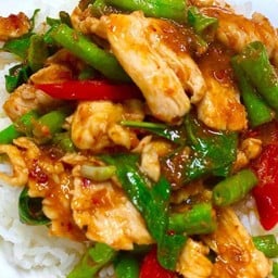 ข้าวราดผัดพริกแกง