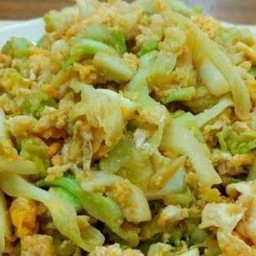 ข้าวราดผัดกระกล่ำปลีผัดไข่