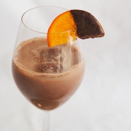 โกโก้เย็นผสมน้ำเชื่อมส้ม