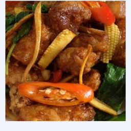 ข้าวผัดเผ็ดหมูกรอบ