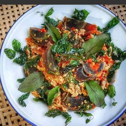 กระเพราะไก่ไข่เยี่ยวม้า กับข้าว