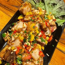 สามชั้นคั่วพริกเกลือ