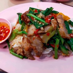 ข้าวผัดคะน้าหมูกรอบ