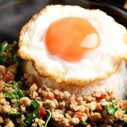 กระเพราไก่ + ไข่ดาว