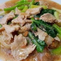 ราดหน้าไก่ เส้นใหญ่