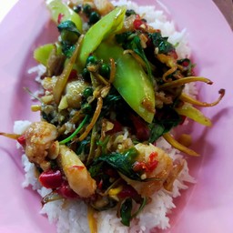 ข้าวผัดฉ่าหมูกรอบ