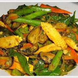 ข้าวผัดพริกแกงหอยแมลงภู่