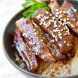 ข้าวหมูสเต็กราดซอสเทอริยากิ