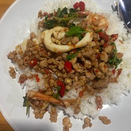 กระเพราราดข้าว