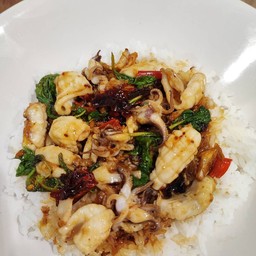 ข้าวกะเพราปลาหมึก