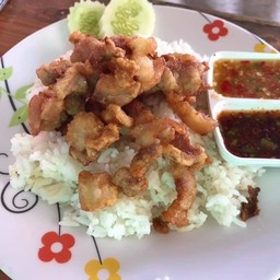 ข้าวสามชั้นทอดกระเทียม