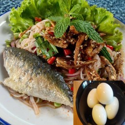 ยำขนมจีนปลาทู ปลากรอบ+ไข่ต้ม
