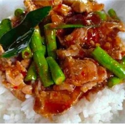 ผัดพริกแกงอกไก่