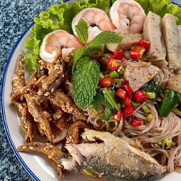 ยำขนมจีนปลาทู รวมมิตร