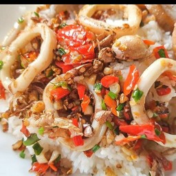 ปลาหมึกคั่วพริกเกลือราดข้าว