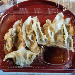 เกี๊ยวซ่า หมู 8 ชิ้น