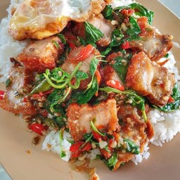 กะเพราหมูกรอบ ราดข้าว