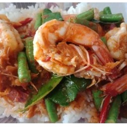 ผัดพริกแกงกุ้งราดข้าว