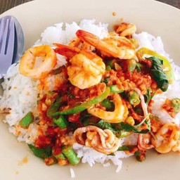 ผัดพริกแกงทะเลกุ้งหมึกราดข้าว