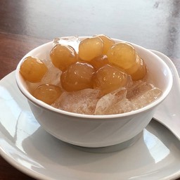 ลูกลานเชื่อมใส่น้ำกะทิแบบลอดช่องไทย