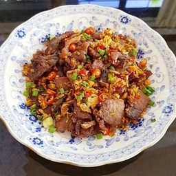 เนื้อโคขุนคั่วพริกเกลือราดข้าว