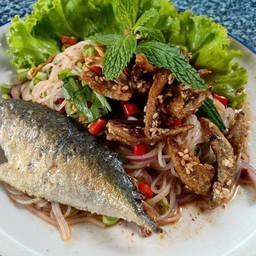 ยำขนมจีนปลาทู+ปลากรอบ
