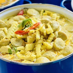 Rice Noodles + Green Curry With Fish Balls And Young Coconut Shoots