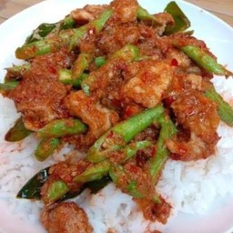 ผัดพริกแกงหมูชิ้น