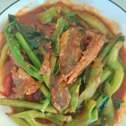 ขัาวคะน้าปลากระป๋อง(เป็นข้าวพร้อมกับครับ