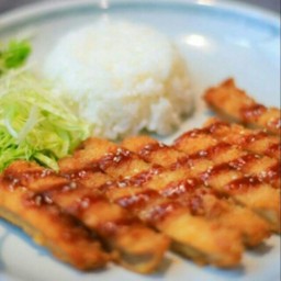 [UOMATSU] ข้าวหน้าหมูราดซอสดำ