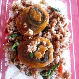 ข้าวกระเพราหมูสับไข่เยี่ยวม้า
