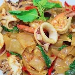 เส้นใหญ่ผัดกะเพรา