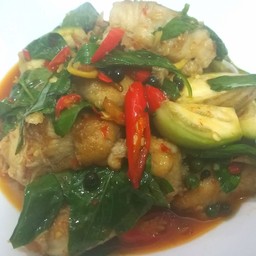 เนื้อปลากระพงผัดฉ่าราดข้าว