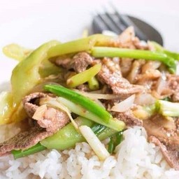 ข้าวหมูผัดพริกหยวก