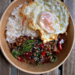 ข้าวกะเพราเนื้อใบพายสุดนุ่ม ไข่ดาว