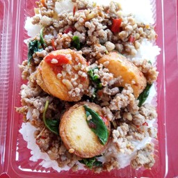 ข้าวกระเพราหมูสับเต้าหู้ไข่