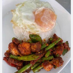 ผัดพริกแกงราดข้าว