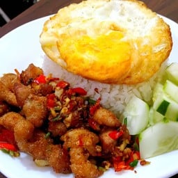 หมูสามชั้นผัดพริกเกลือไข่ดาวราดข้าว