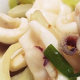 ข้าวปลาหมึกผัดพริกหยวก