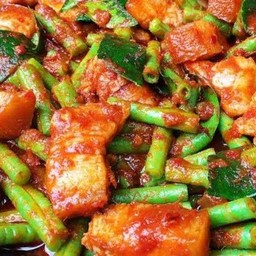 พริกแกงหมูกรอบ(กับข้าว)