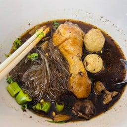 ก๋วยเตี๋ยวน่องไก่ ลูกชิ้น
