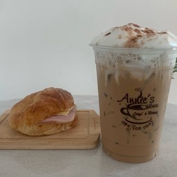 ลด 5% เมื่อซื้อครัวซองแฮมชีส พร้อมลาเต้เย็น