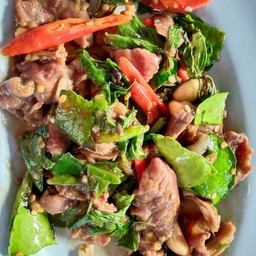 เนื้อน่องผัดไฟแดง